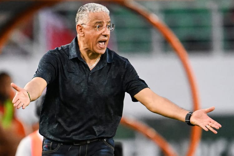 Entraîneur Adel Amrouche donnant des instructions passionnées.