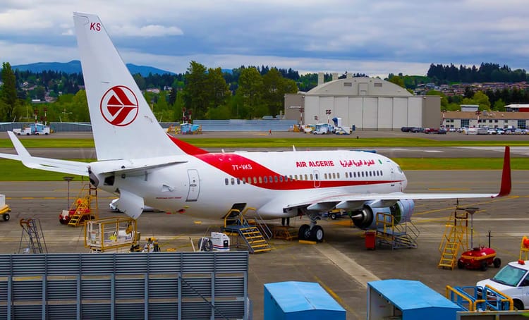 Avion d'Air Algérie en maintenance à l'aéroport, prêt pour le vol.