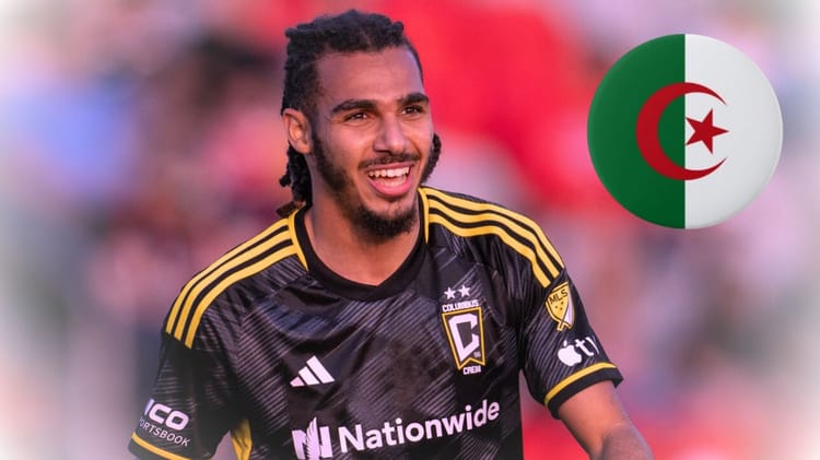 Mohamed Farsi éblouit avec une performance magistrale : Columbus Crew en ébullition Mohamed Farsi souriant lors d'un match de football avec Columbus Crew.