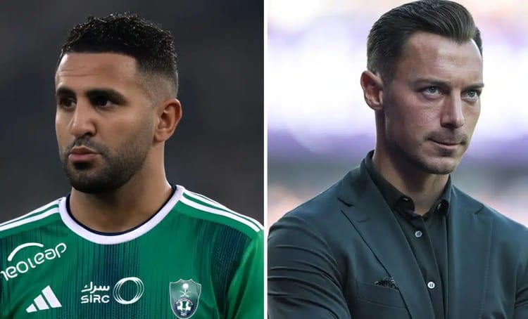 Riyad Mahrez : Ça sent le roussi avec Matthias Jaissle lors de la Coupe du Roi Riyad Mahrez et Matthias Jaissle lors d'un match de football.