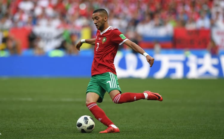 Hakim Ziyech, joueur marocain, en pleine action sur le terrain de football.