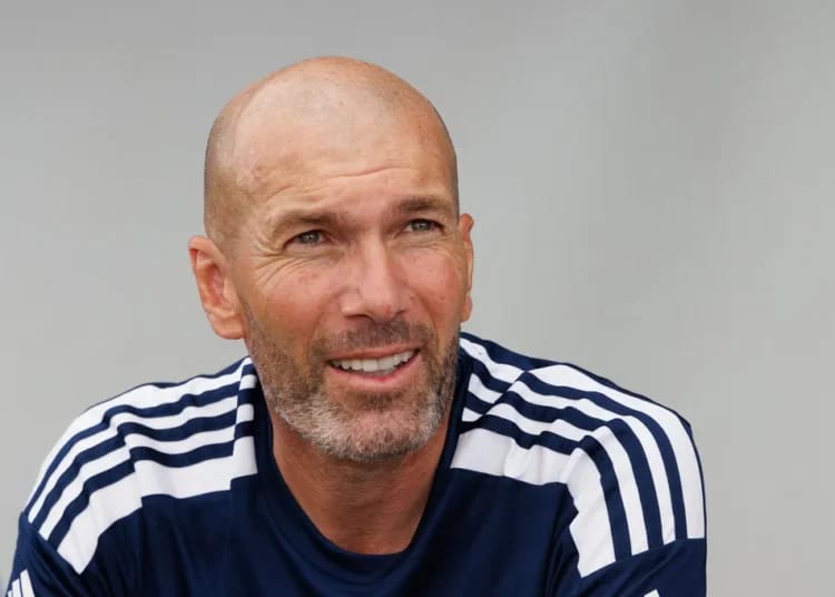 Zinédine Zidane souriant lors d'une visite à Marseille.