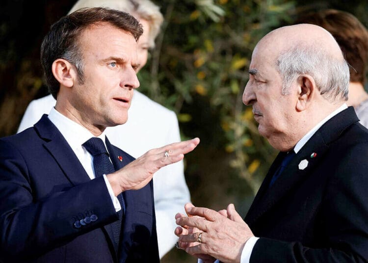 Tebboune et Macron mettent fin à huit mois de crise : éphémère ou une réconciliation historique ? Emmanuel Macron en discussion avec un leader algérien lors d'une rencontre diplomatique.