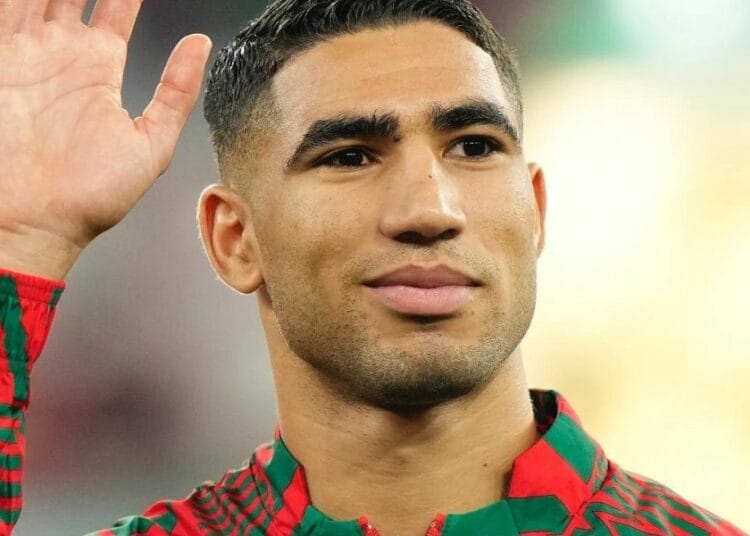 Achraf Hakimi : 2 rêves et un clin d'œil à l'Algérie Achraf Hakimi saluant le public avec son maillot du Maroc.
