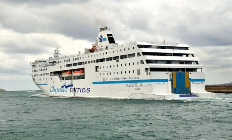 Ferry Tassili II en réparation au port, prêt à repartir en mer.