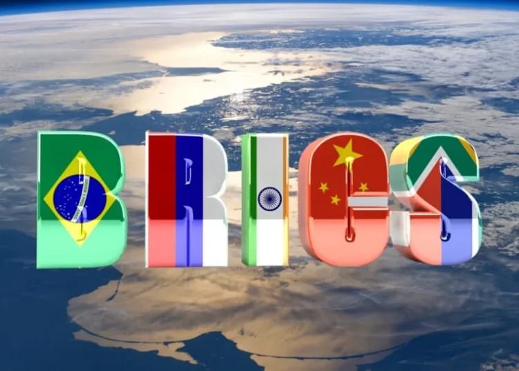 Les drapeaux des pays BRICS formant le mot BRICS dans l'espace.