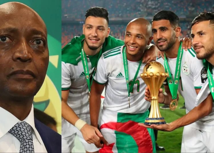 Équipe algérienne de football célébrant leur victoire avec un trophée.