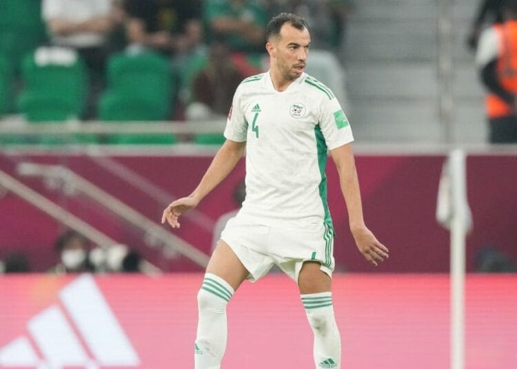 Djamel Benlamri en tenue de football sur le terrain.