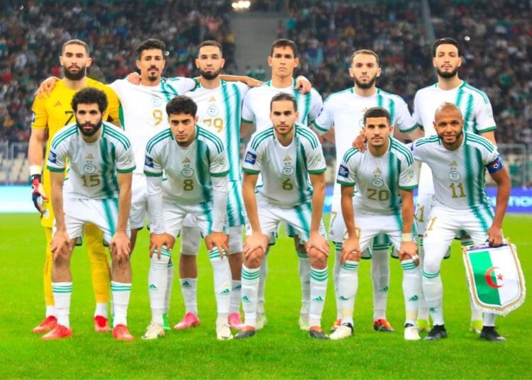 Football! Ce talent a choisi l'Algérie au détriment de la France et du Maroc. Un renfort de luxe arrive pour Petkovic... Les joueurs de l'Algérie en tenue officielle avant un match.