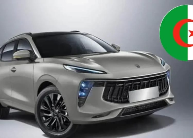 Geely Algérie prêt à livrer 14 000 voitures Nouveau SUV Geely avec drapeau algérien en arrière-plan.