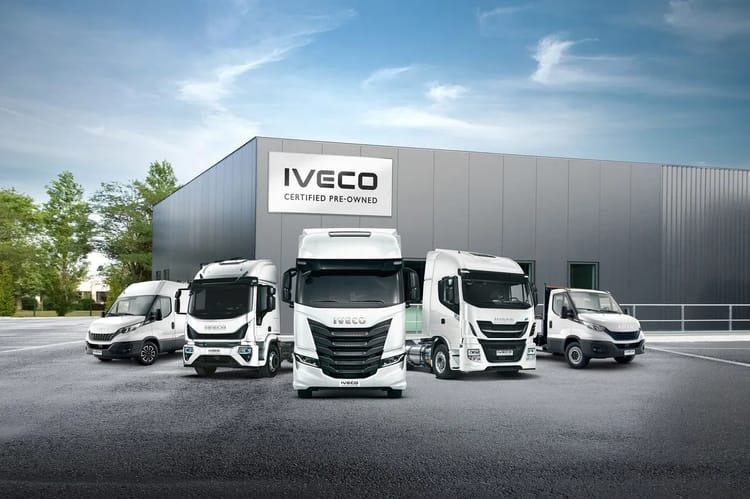 Révolution en vue! IVECO envisage de produire des véhicules utilitaires en Algérie Gamme de véhicules utilitaires IVECO devant un bâtiment industriel.