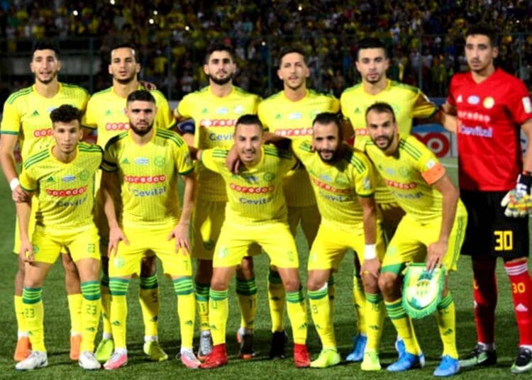 Joueurs de JS Kabylie en formation lors d'un match important.