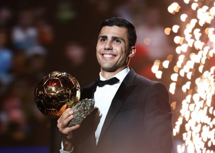 Vinicius Jr souriant avec le Ballon d'Or 2024 lors de la cérémonie.