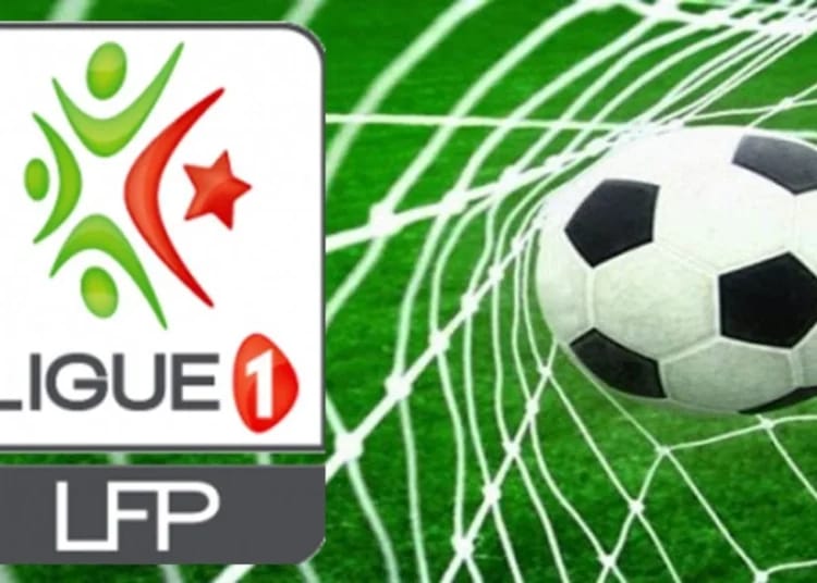 Ligue 1 Mobilis : Le MCA est passé tout près d'une raclée Ballon de football sur le terrain avec filet de but en arrière-plan.