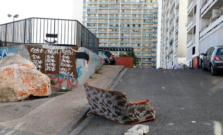 Mobilier abandonné et déchets dans une rue de Marseille.