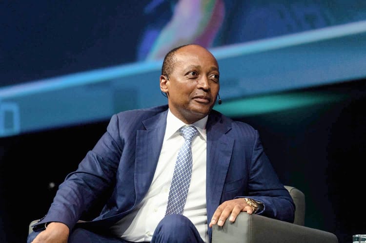 Incroyable! Patrice Motsepe refuse toute rémunération malgré des augmentations intéressantes proposées Patrice Motsepe en costume lors d'une conférence.