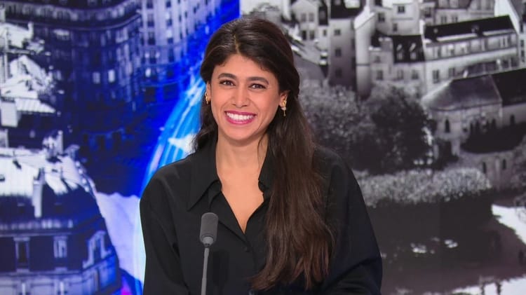 Censure en direct : Rima Hassan coupée par BFMTV après ses critiques sur Israël Rima Hassan souriante lors d'une émission télévisée en direct.