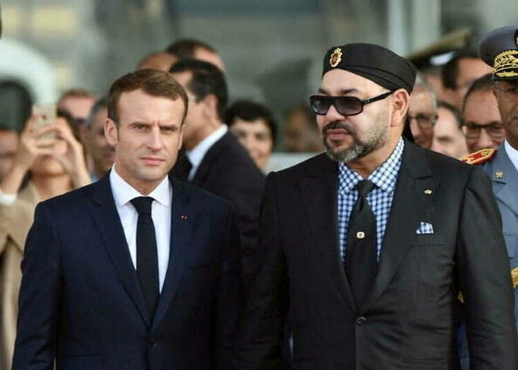 Visite de Macron au Maroc : tacle subtile à l'endroit de l'Algérie? Mauvais présage pour les relations franco-algériennes Macron en visite au Maroc avec des officiels militaires et civils.
