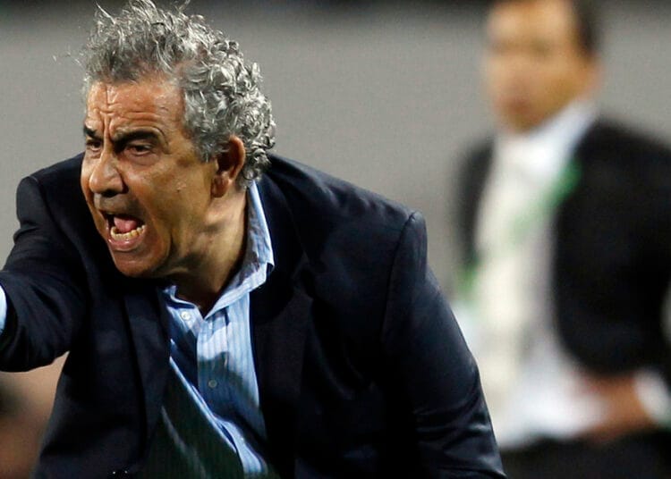 Faouzi Benzarti, entraîneur de football, en pleine expression lors d'un match.