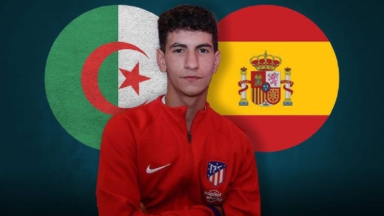 Rayane Belaid devant les drapeaux d'Algérie et d'Espagne.