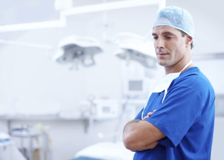 Men may be 2.5 times more likely to die from COVID-19 than women Chirurgien en salle d'opération, prêt pour une intervention médicale.