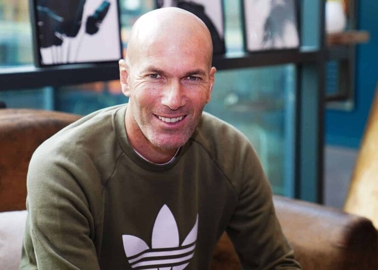 Zinédine Zidane, J’ai bossé comme un chien Zinédine Zidane souriant dans une boulangerie à Marseille.