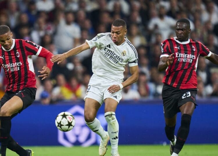 Joueurs d'AC Milan et Real Madrid en action lors d'un match de Ligue des Champions.