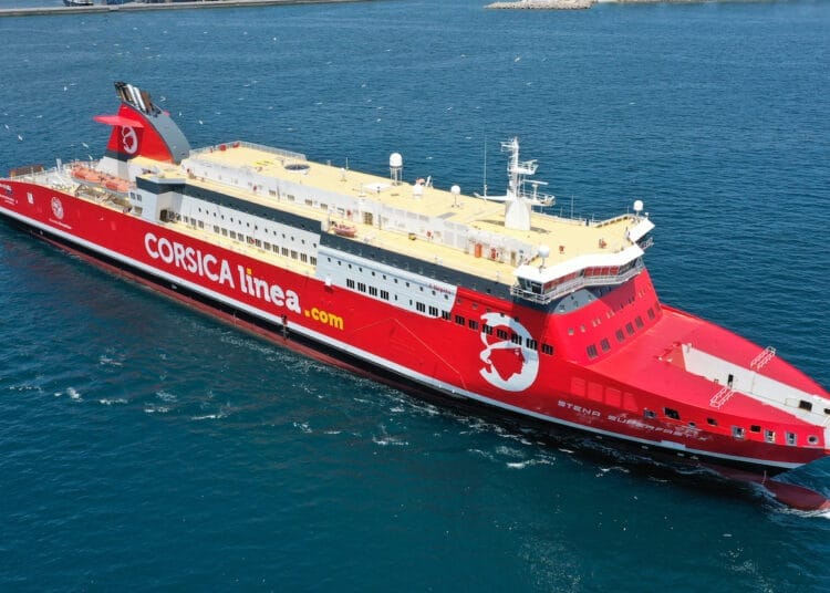 Corsica Linea bouleverse son programme : grève en France, chaos en vue ? Ferry Corsica Línea rouge naviguant en mer ouverte.