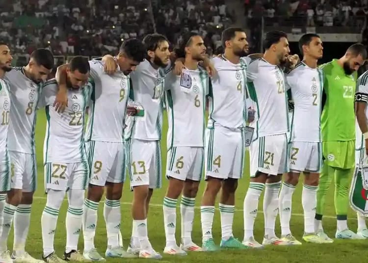 Les joueurs algériens alignés avant un match de football.