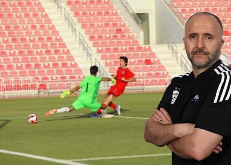 Coup de Tonnerre! Adam Belmadi, fils de Djamel Belmadi, écarté de la sélection qatarie U17 Adam Belmadi, entraîneur, observe un match de football sur le terrain.