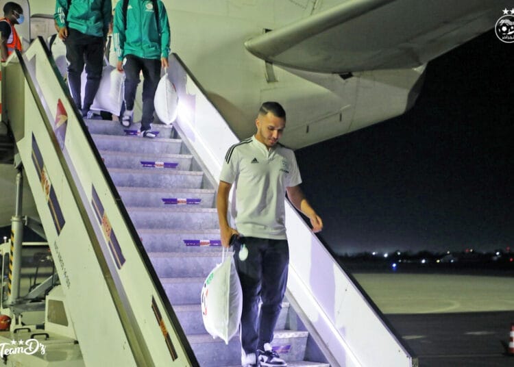 Arrestation de Yanis Hamache à l’aéroport d’Oran : Ce que vous ne savez pas... Yanis Hamache descend de l'avion à l’aéroport d’Oran la nuit.