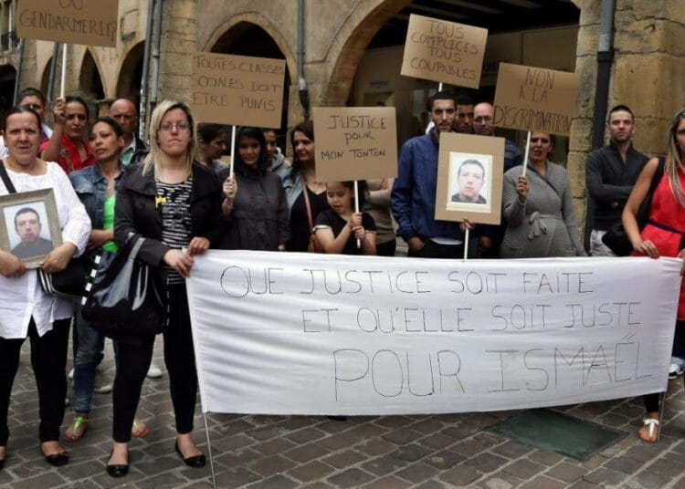 Procès du plus grand escroc d’Alger : B. Abdellah Abdelkader et l’affaire des 100 milliards de centimes Manifestants à Alger tenant des pancartes et photos lors d'une manifestation.
