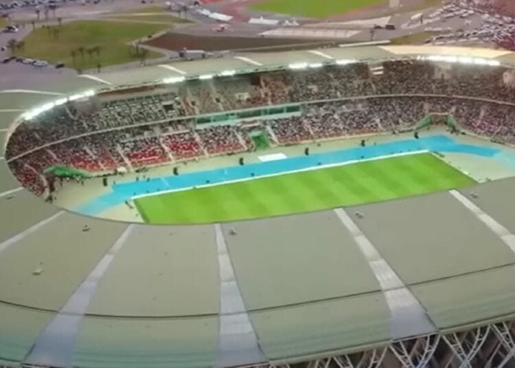 Vue aérienne du complexe sportif moderne de Béchar en Algérie.