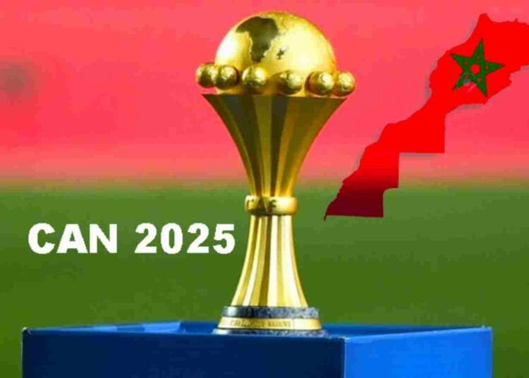 Trophée de la CAN 2025 avec carte du Maroc en arrière-plan.