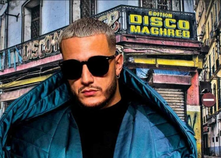 DJ Snake et Daoud Baraka : une rencontre autour de « gazouz » enchante la toile et devient très vite virale. Découvrez! DJ Snake et Daoud Baraka portant des lunettes de soleil dans une rue urbaine.