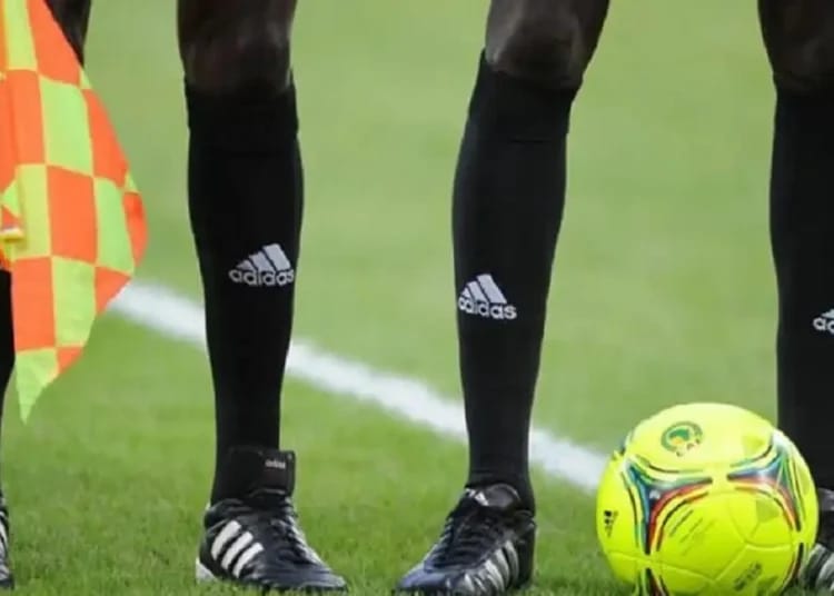 FIFA : Suspension de la liste des arbitres égyptiens, un signal d'alerte pour le football Arbitres de football avec ballon et drapeau sur le terrain.