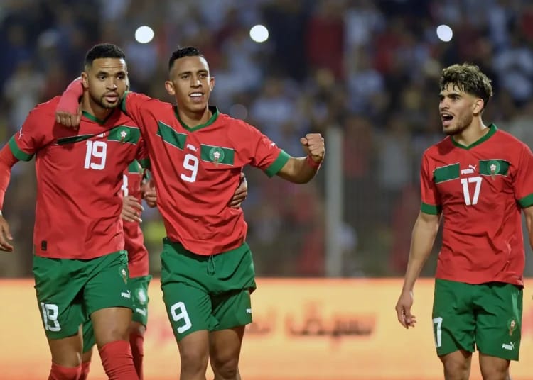 Les joueurs marocains célèbrent un but lors d'un match de football.