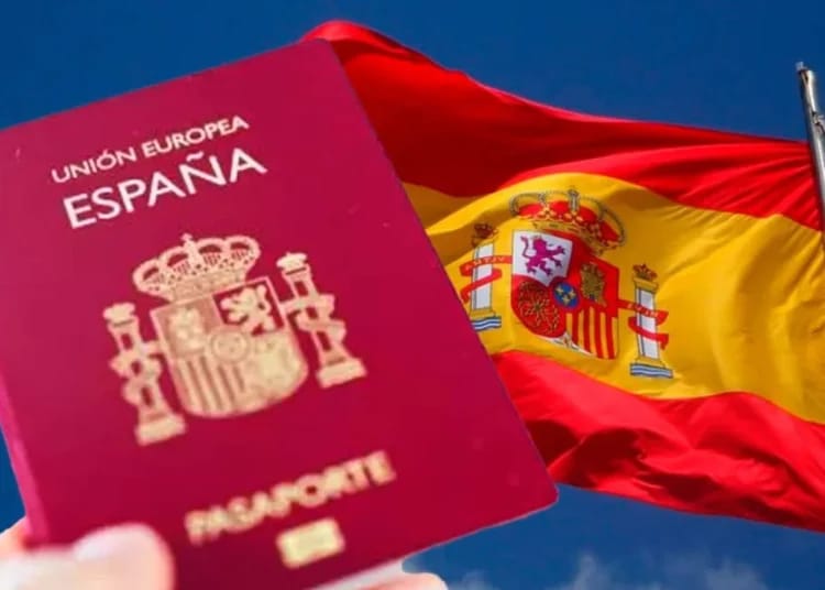 Voyage vers l'Espagne : Ce que vous devez absolument savoir... Passeport espagnol avec drapeau national d'Espagne en arrière-plan.