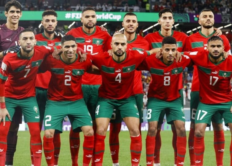 Les Lions de l'Atlas du Maroc en formation avant un match important.