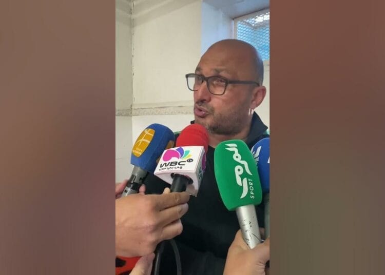 Fawzi Moussouni parle aux médias lors d'une conférence.