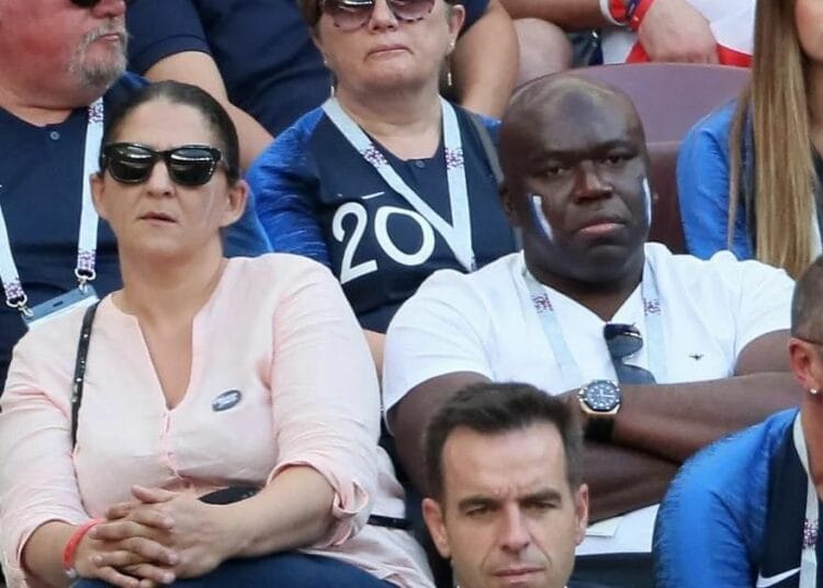 Coup de tonnerre! Fayza Lamari, mère de Mbappé, assène une grosse raclée au PSG Groupe de spectateurs concentrés lors d'un événement sportif.
