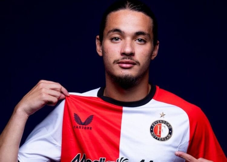 Anis Hadj Moussa portant le maillot de l'AC Milan.