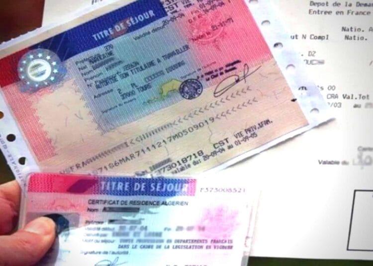 Titre de séjour français avec visa et documents officiels.