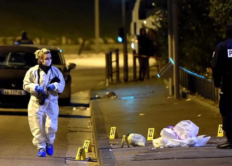 Enquête policière sur une scène de crime à Poitiers la nuit.