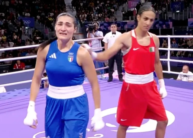 Boxeuses féminines après un match olympique à Tokyo 2020.