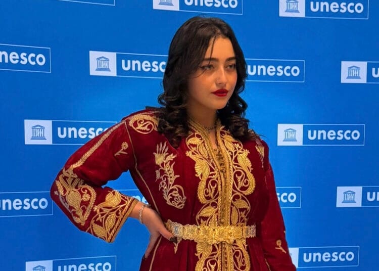 Inès Abdelli porte un caftan algérien lors d'un événement à l'UNESCO.