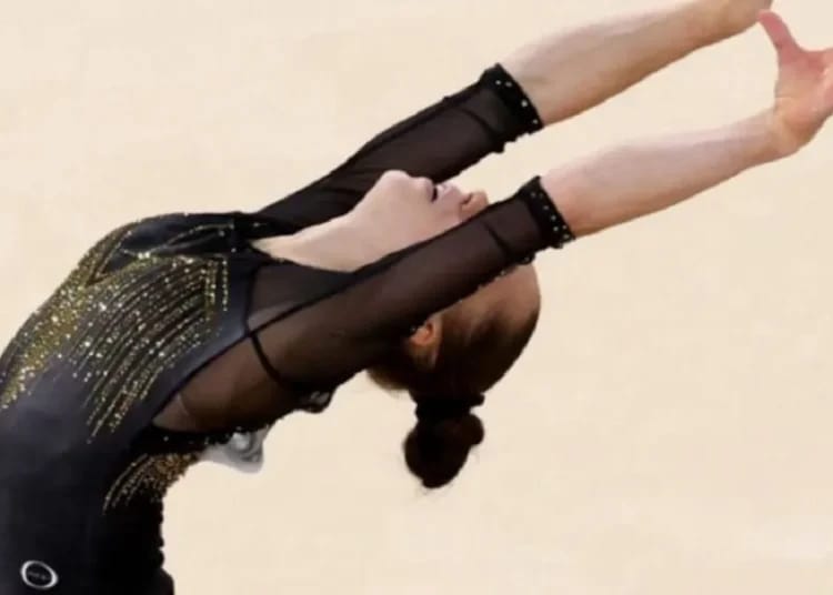 Kaylia Nemour lors d'une compétition de gymnastique en Algérie.