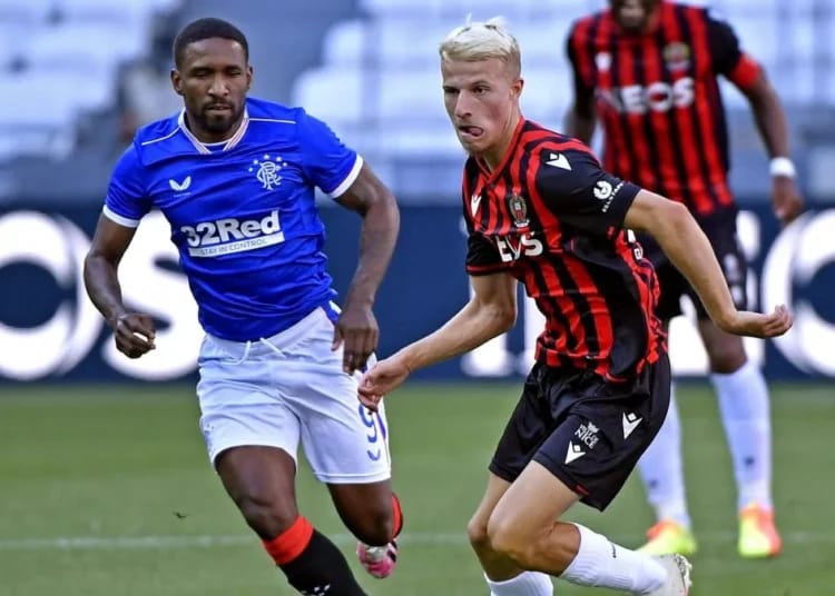 La malédiction Youcef Atal se poursuit Joueur de Rangers en action contre un adversaire d'AC Milan.