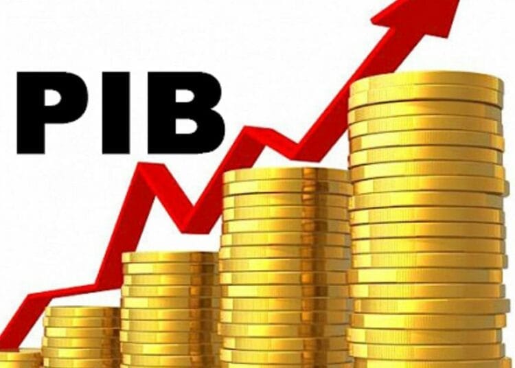 Graphique de croissance du PIB avec une flèche ascendante et des pièces d'or.