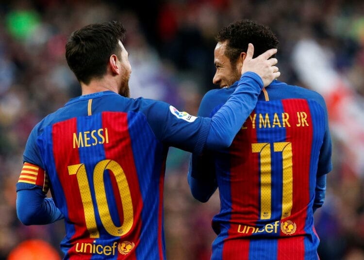 Messi et Neymar en action lors d'un match de football.